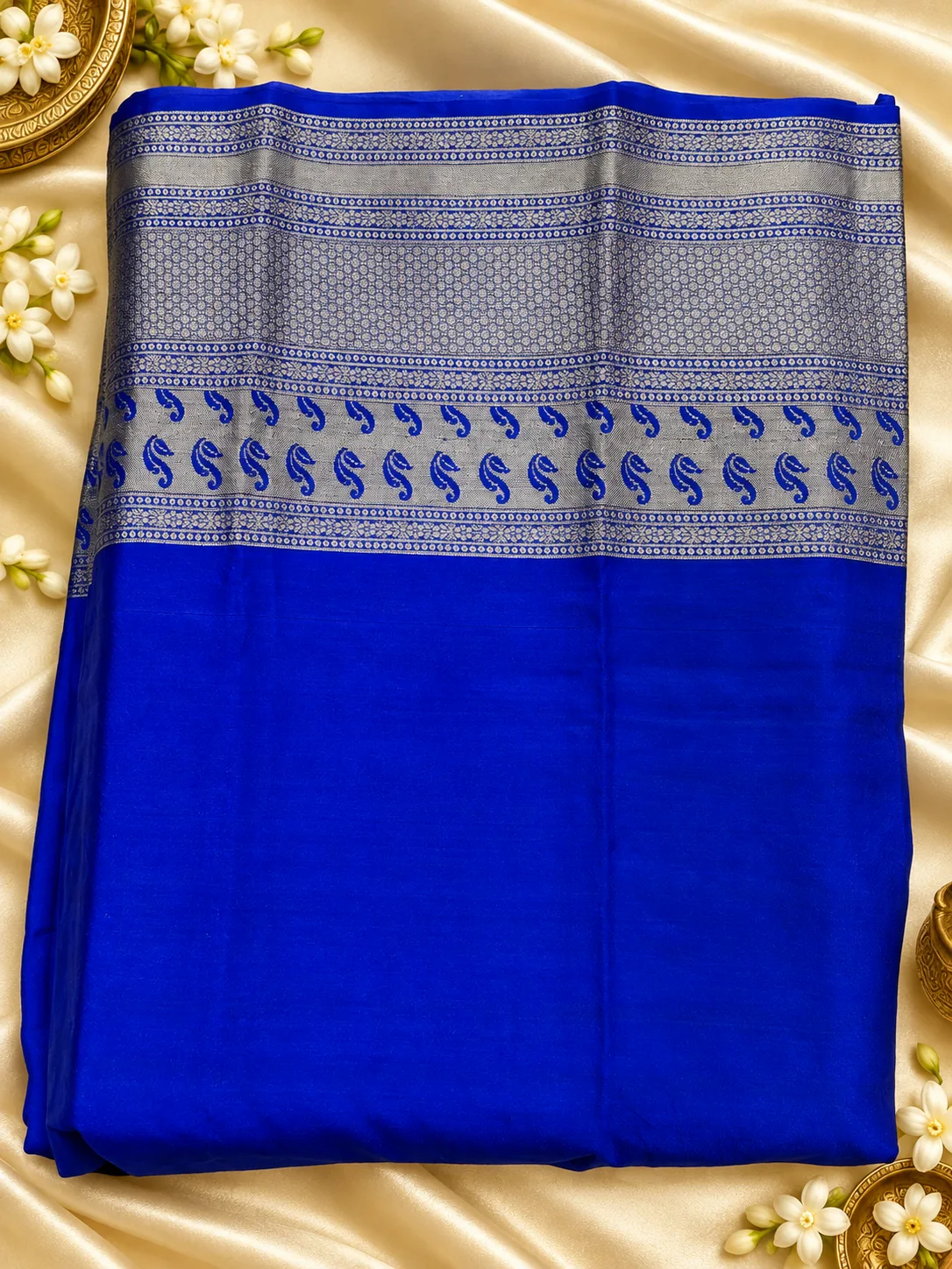 Blouse piece of the royal blue double-shade saree with zari border